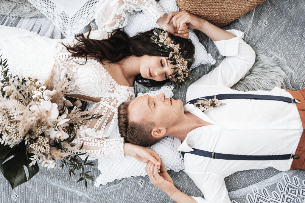 brautatelier ried-styled shooting-fellnerhof-couple-boho-liegend-1