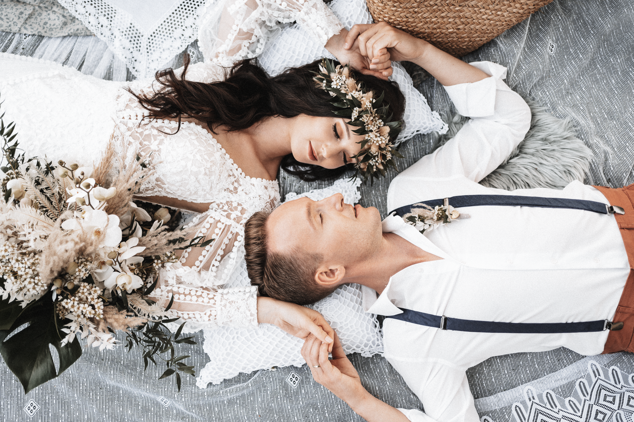 brautatelier ried-styled shooting-fellnerhof-couple-boho-liegend-1