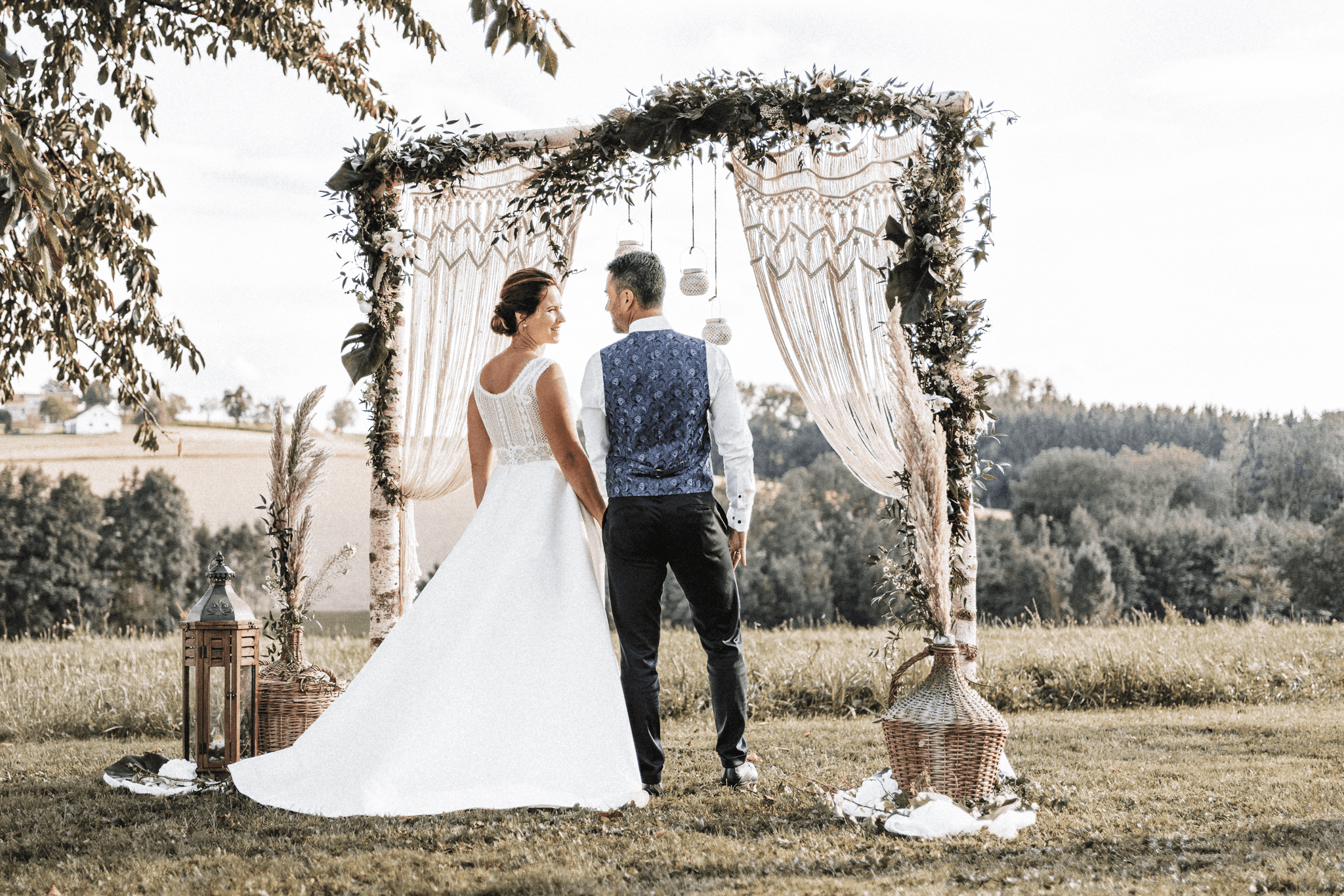 brautatelier-ried-styled shooting-fellnerhof-eva und florian-couple shot-boho-ruecken-1-min