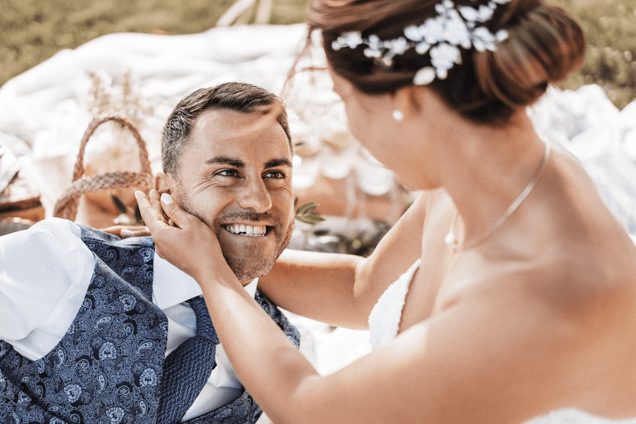 brautatelier-ried-styled shooting-fellnerhof-eva und florian-couple shot-liegend-details-5-min