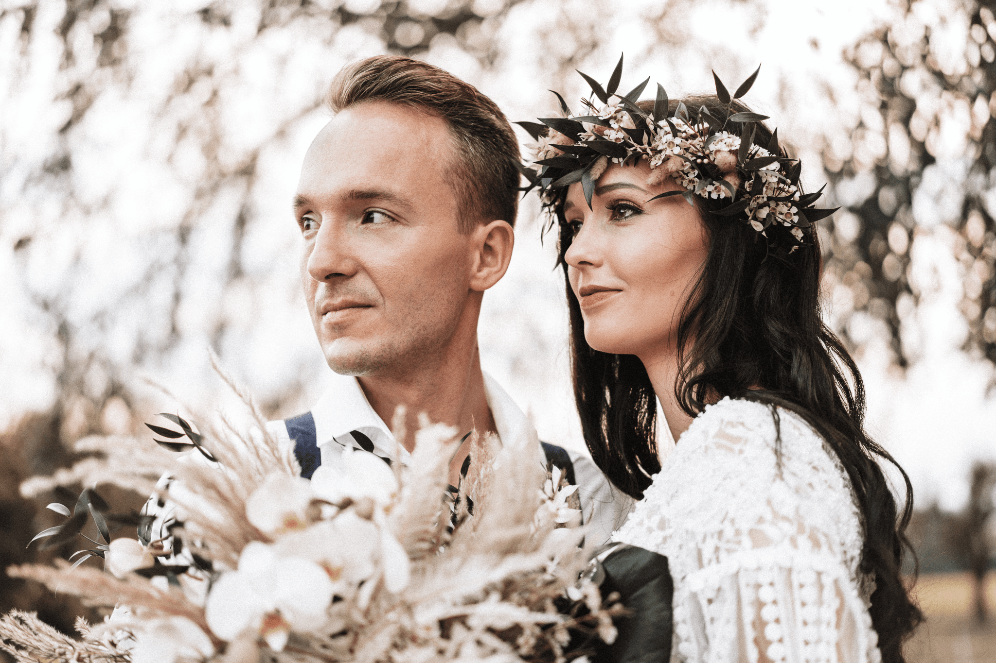 brautatelier-ried-styled shooting-fellnerhof-stefanie u. sebastian-couple shot-panorama-2-min