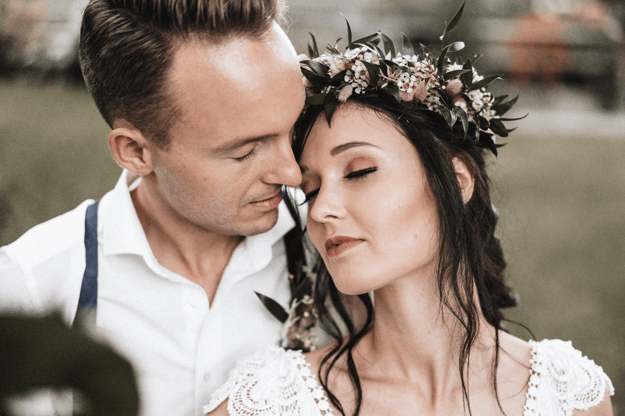 brautatelier-ried-styled shooting-fellnerhof-stefanie u. sebastian-couple shot-panorama-5-min
