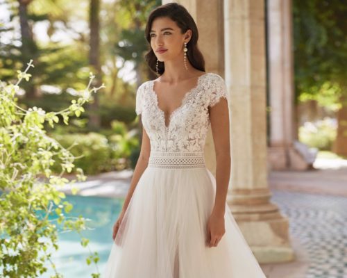 adriana alier_brautatelier ried_anya_8N136_brautkleid_prinzessin__a-linie_tüll_spitze_v-ausschnitt_ivory_vorne_1-min