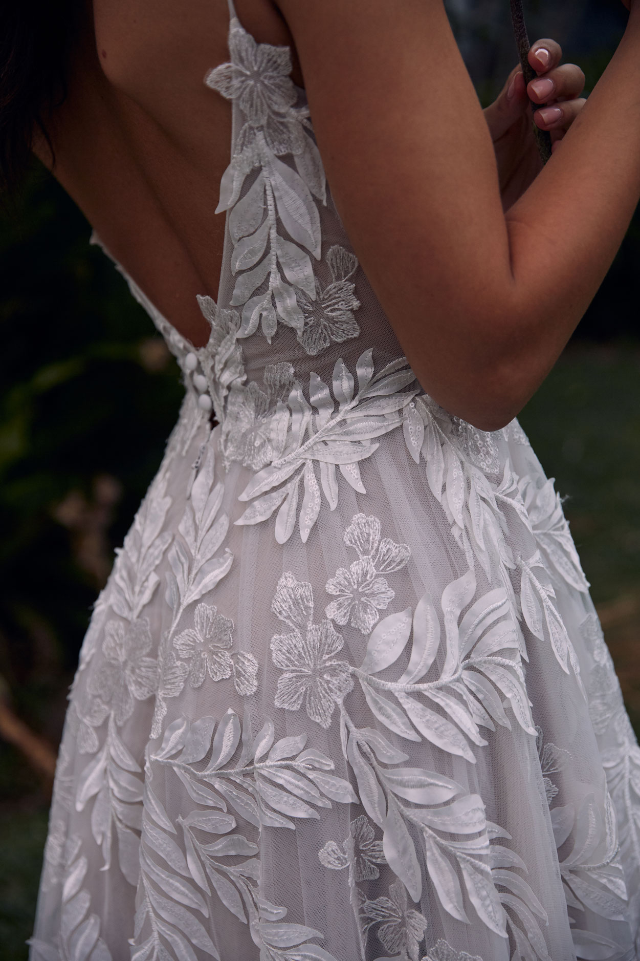 evie young_brautatelier ried_saffron_ey077_brautkleid_vintage_blätterspitze_ivory_latte_spaghetti träger_details_1