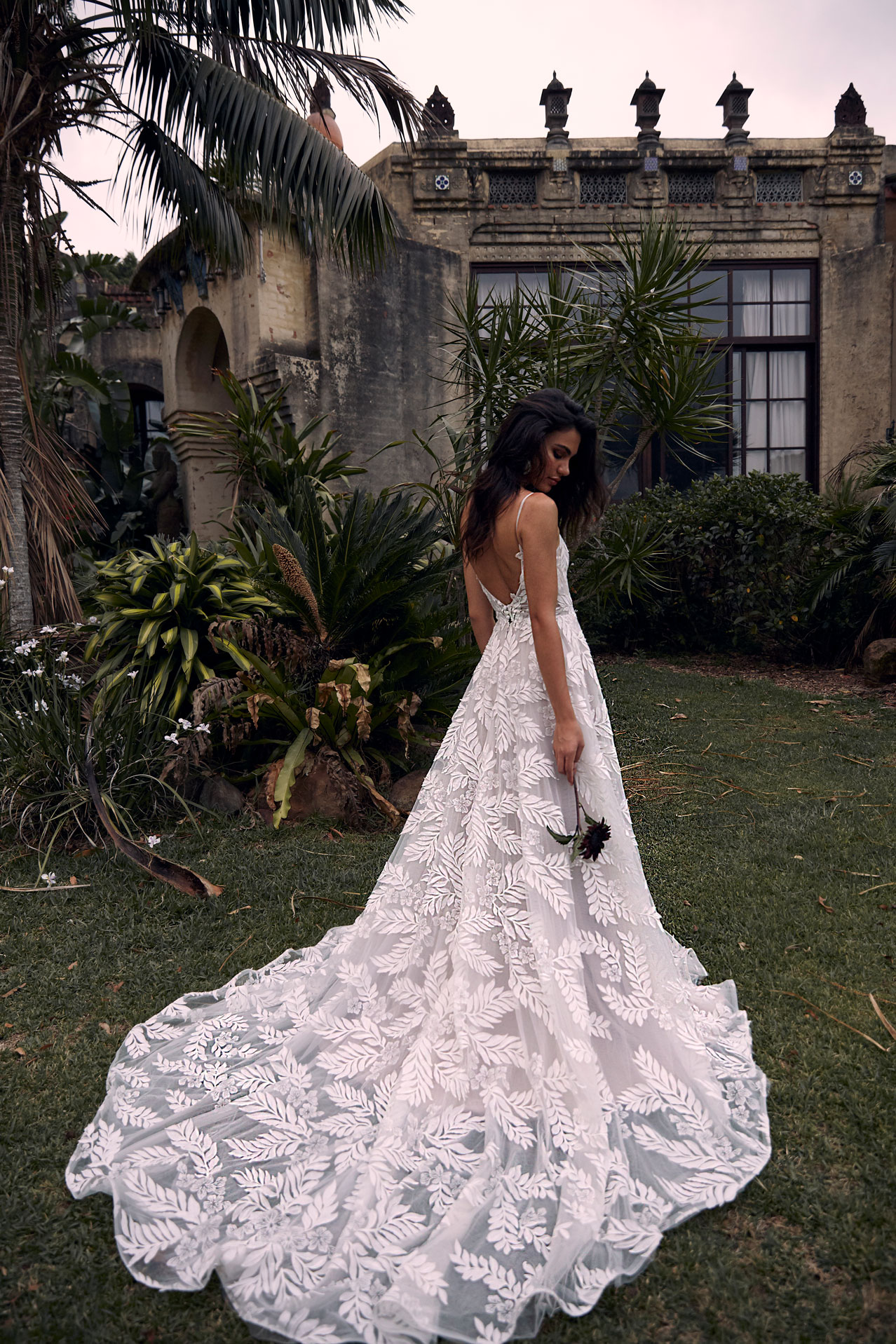 evie young_brautatelier ried_saffron_ey077_brautkleid_vintage_blätterspitze_ivory_latte_spaghetti träger_ruecken_1
