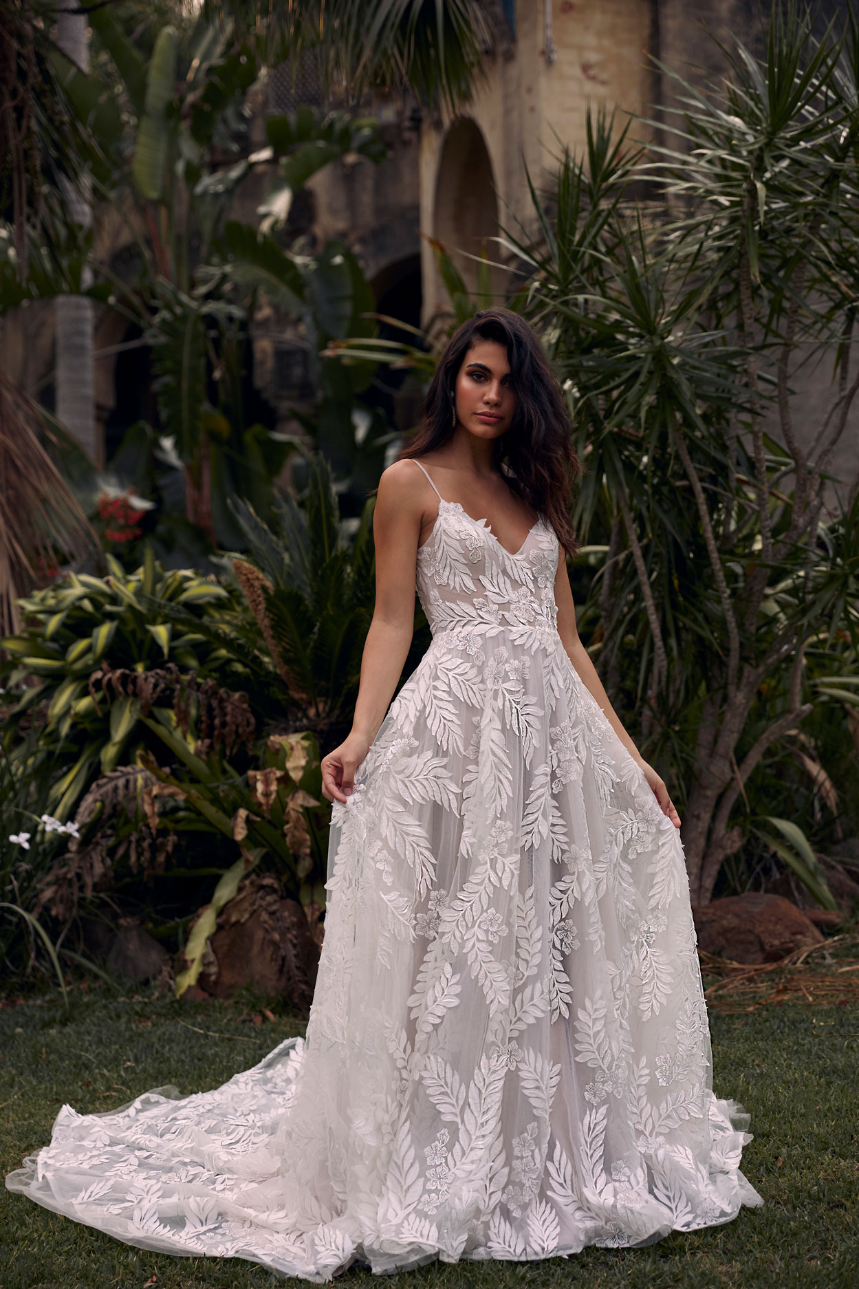evie young_brautatelier ried_saffron_ey077_brautkleid_vintage_blätterspitze_ivory_latte_spaghetti träger_vorne_1