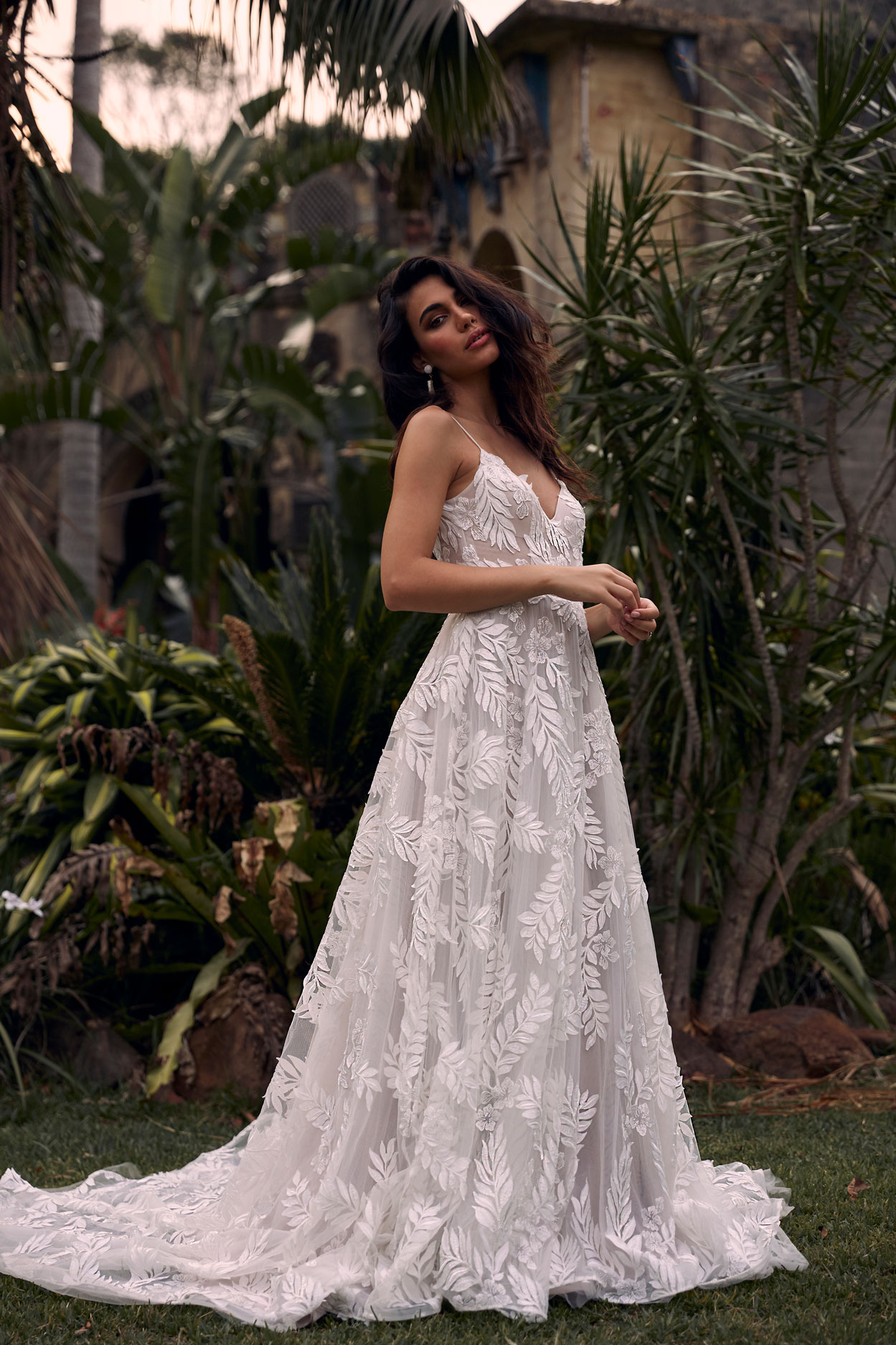 evie young_brautatelier ried_saffron_ey077_brautkleid_vintage_blätterspitze_ivory_latte_spaghetti träger_vorne_3