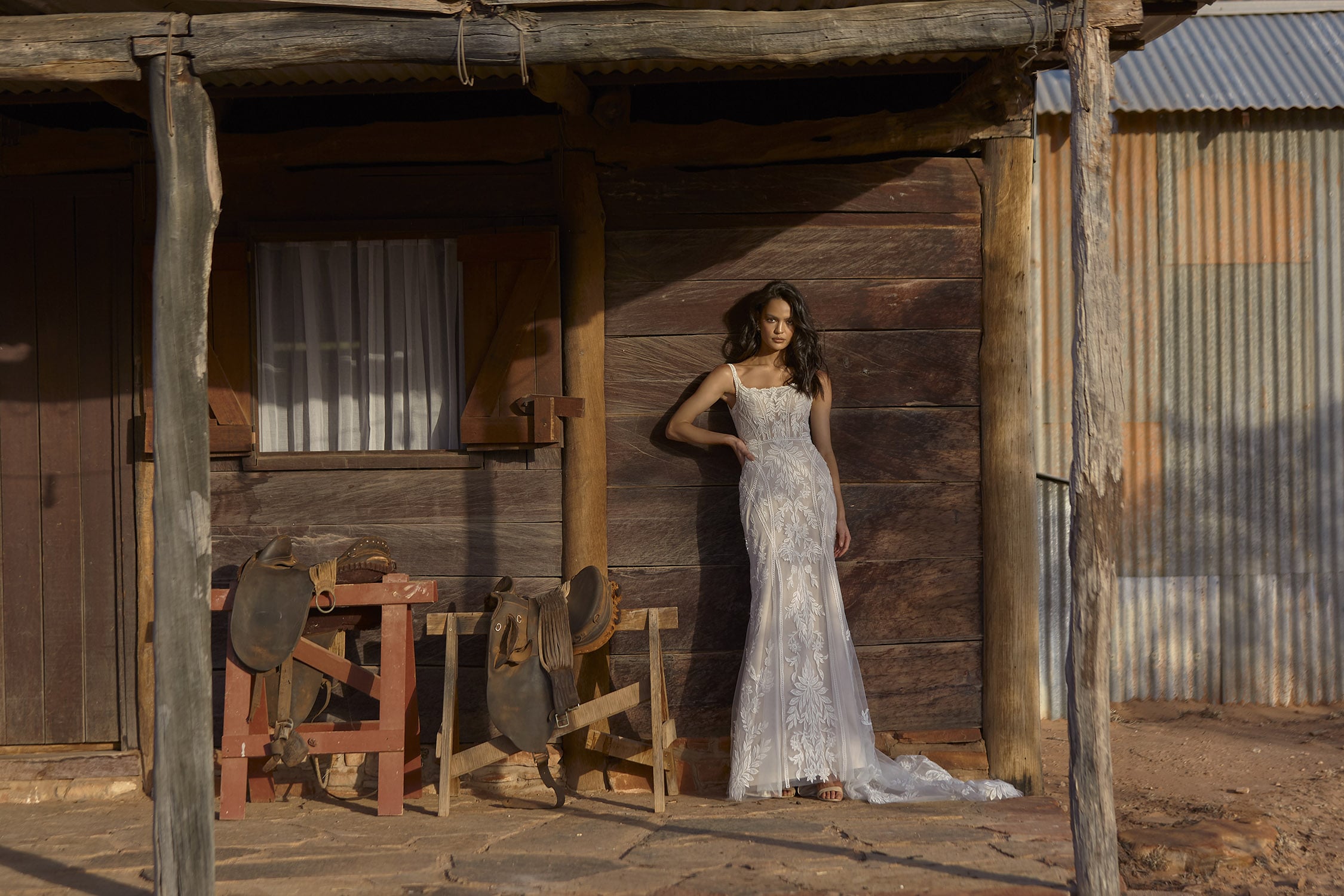 evie young_brautatelier ried_zola_ey170_brautkleid_vintage_grobe spitze_ivory_latte_fit&flair_quer_1-min
