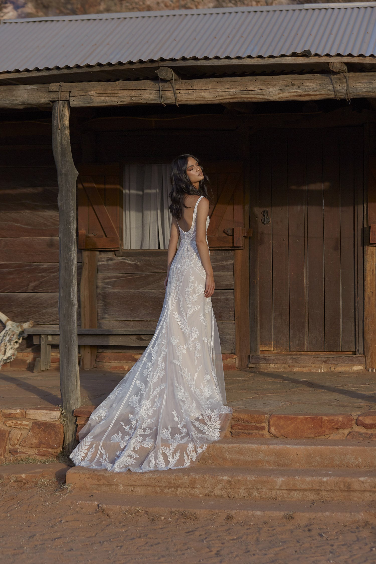 evie young_brautatelier ried_zola_ey170_brautkleid_vintage_grobe spitze_ivory_latte_fit&flair_ruecken_1-min