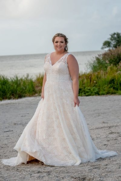 brautatelier ried-curvy bride collection-bridalstar-Gitte-boho-all over spitze-vorne-1-min