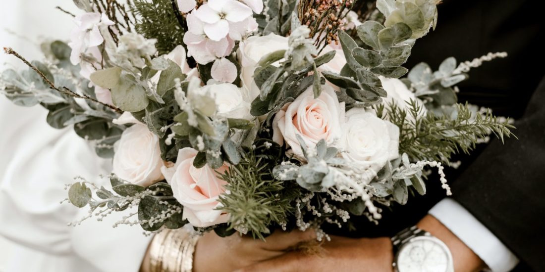 brautatelier ried-flower bouquet-couple-pexels-trung-nguyen-2959192-min