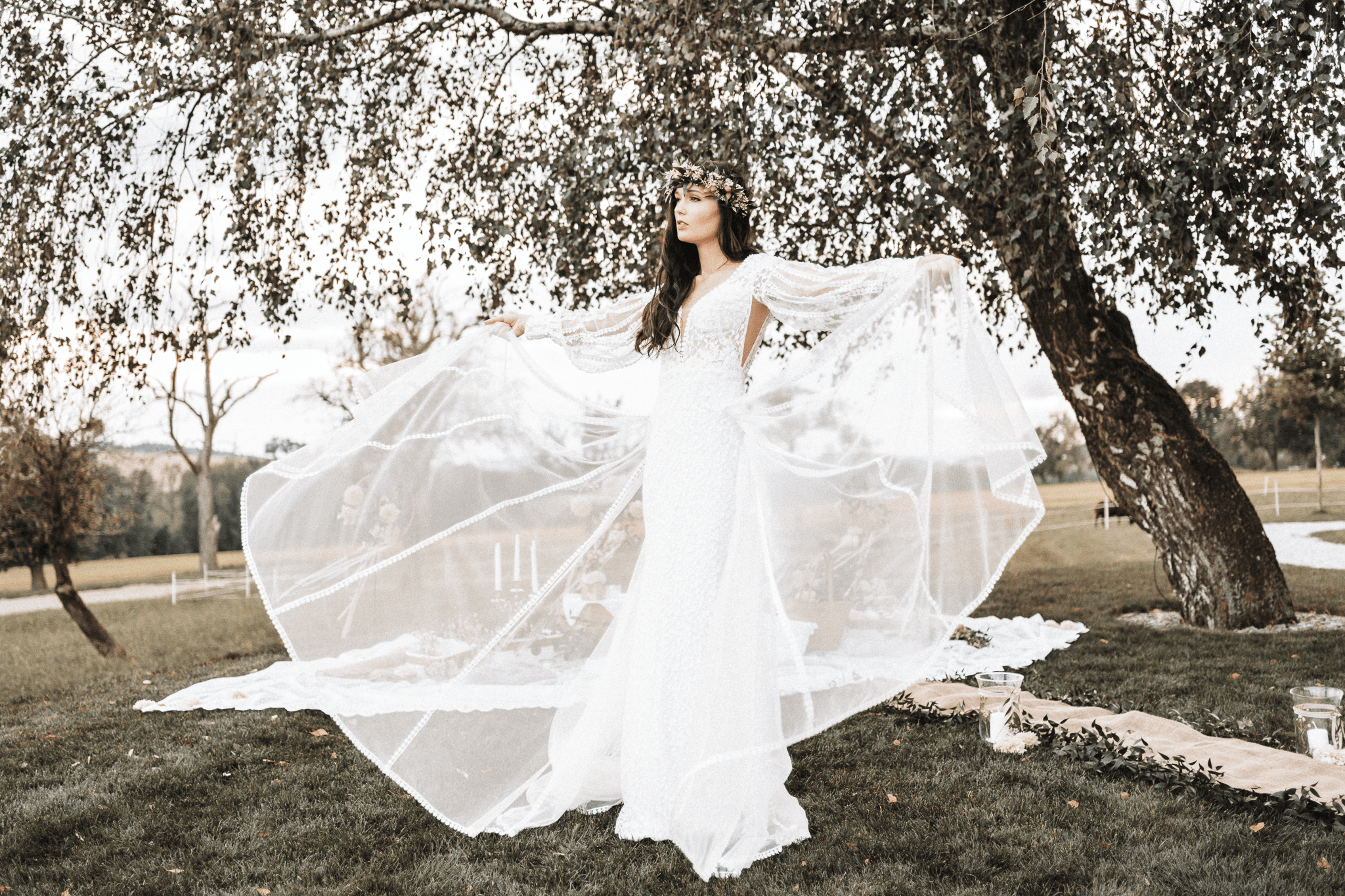 brautatelier ried-styled shooting-fellnerhof-brautkleid-boho-fliessend-vorne-panorama-1-min