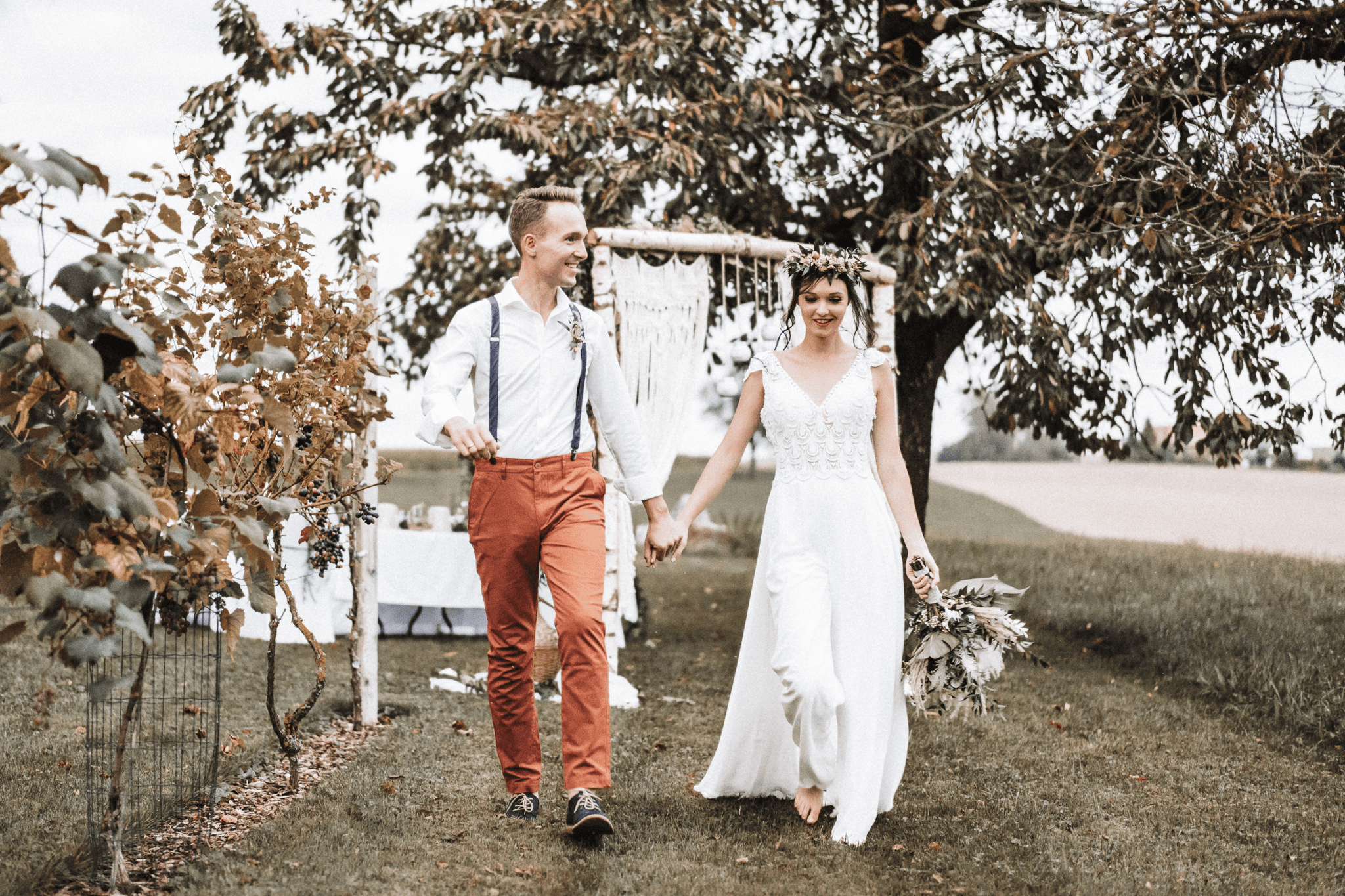brautatelier ried-styled shooting-fellnerhof-couple 1-boho-laufend-jump suit-1-min