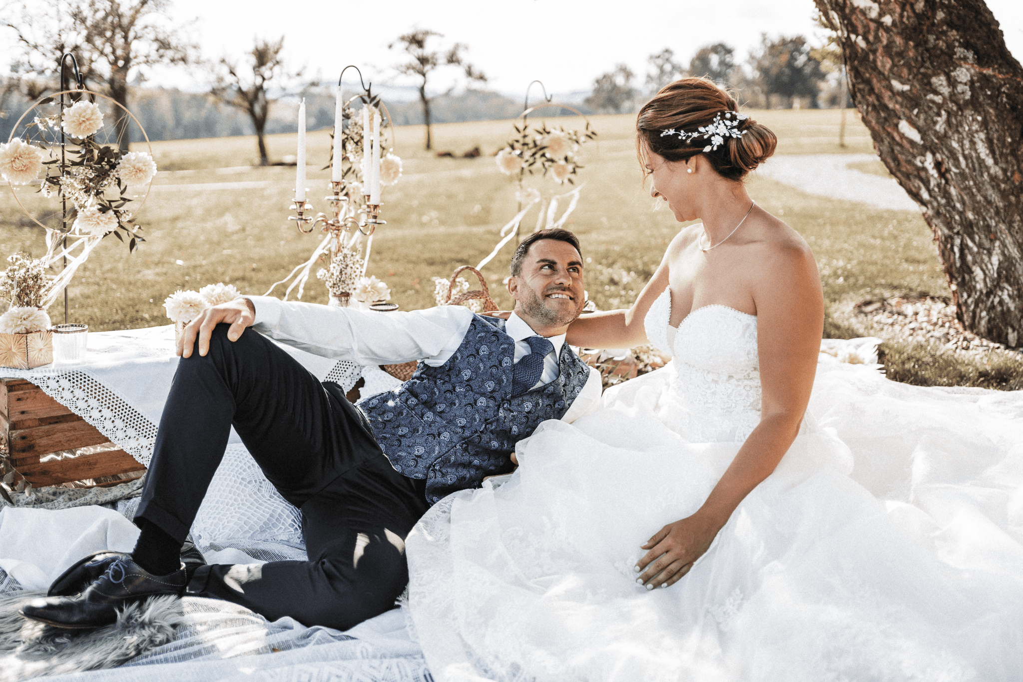 brautatelier ried-styled shooting-fellnerhof-couple 2-klassisch-brautkleid-sitzend-details-1-min