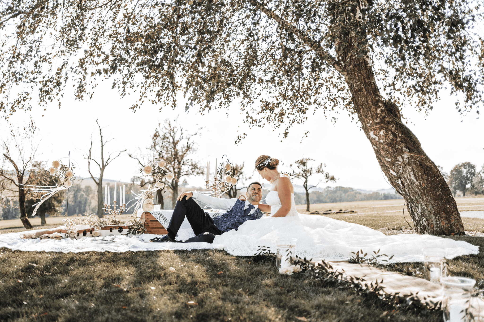 brautatelier ried-styled shooting-fellnerhof-couple 2-location inspiration-liegend-1-min