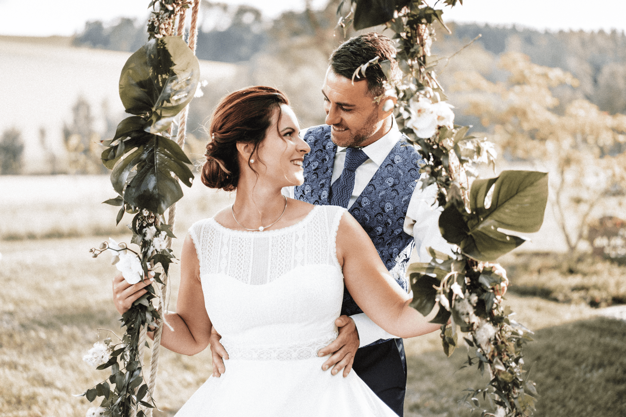 brautatelier ried-styled shooting-fellnerhof-couple 2-schaukel-vorne-panorama-1-min