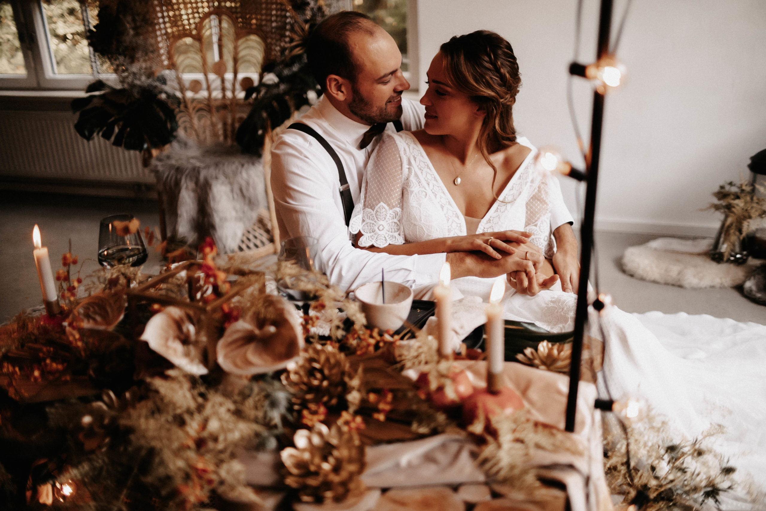 brautatelier ried-styled shooting-muenchen-couple shot-sitzend-panorama-1