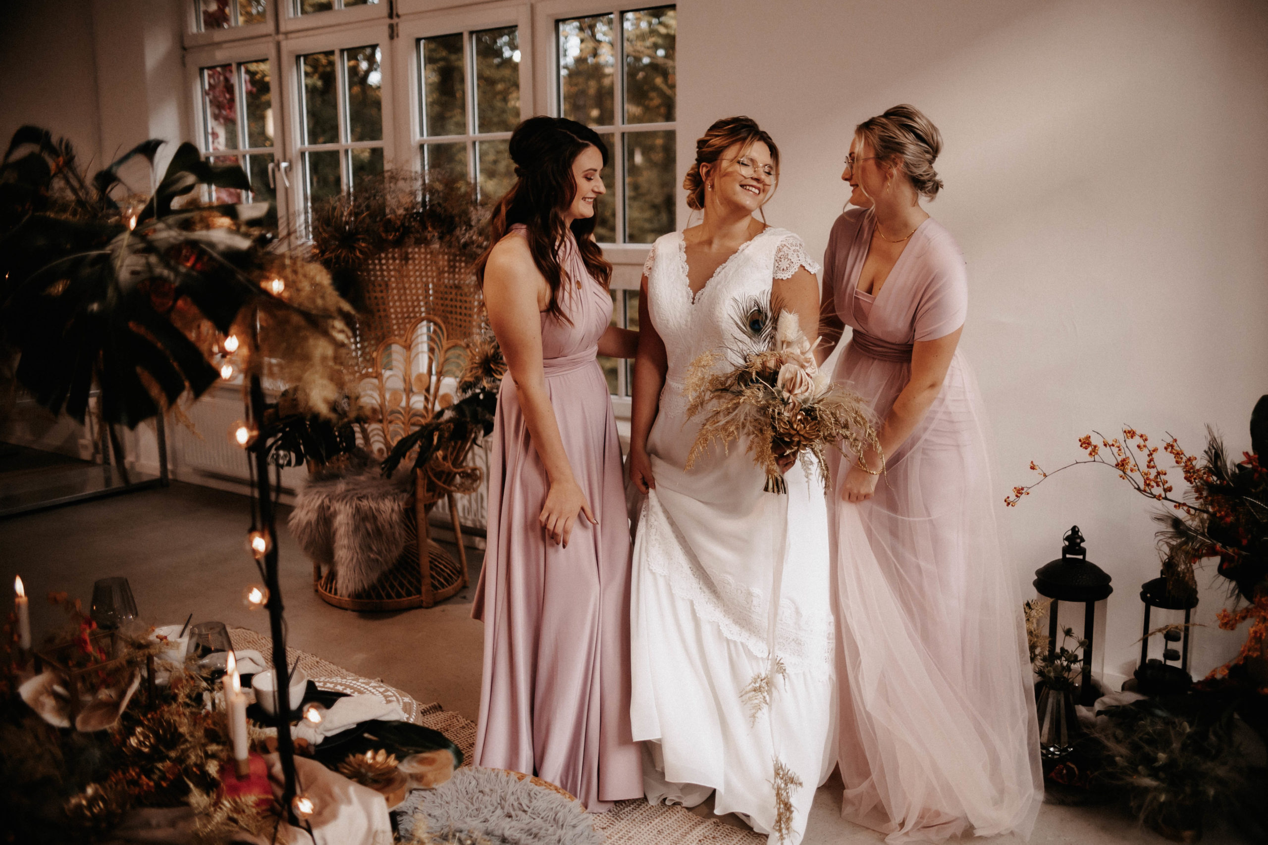 brautatelier ried-styled shooting-muenchen-curvy-boho-bridesmaids-panorama-5-min