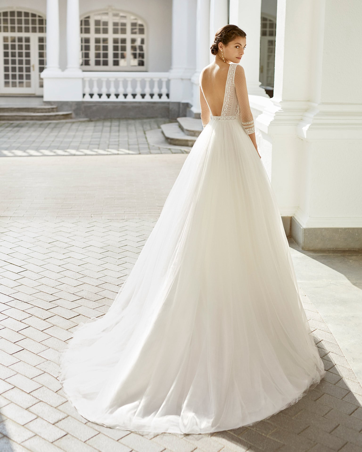 adriana alier_brautatelier ried_brautkleid_sedna_6N129_langarm_tüllrock_spitze_karree rücken_a linie_rundhals_auschnitt_rücken_1-min
