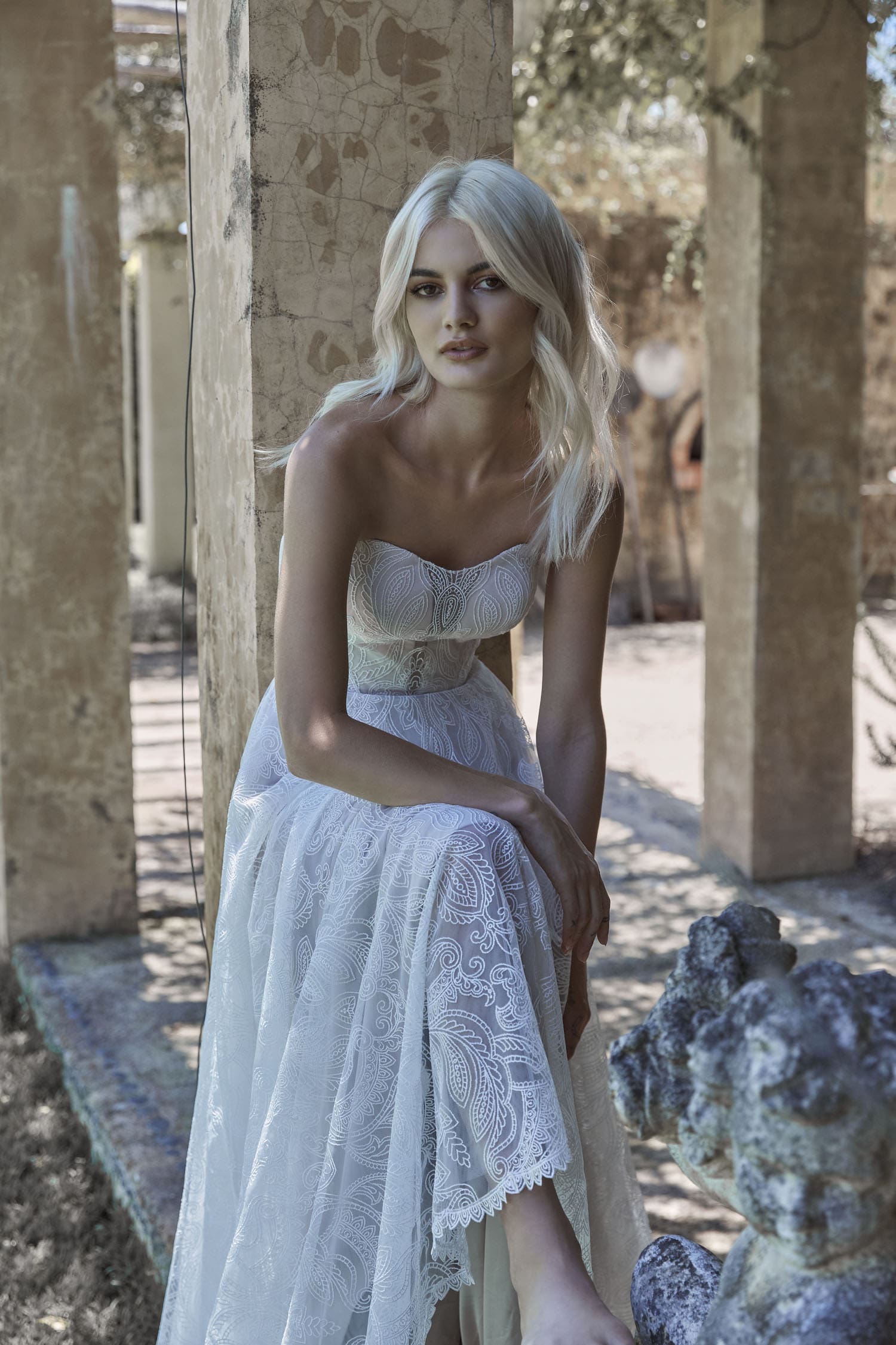 evie young_brautatelier ried_lotus_ey240_brautkleid_vintage_herzausschnitt_ivory_latte_trägerlos_details_3-min