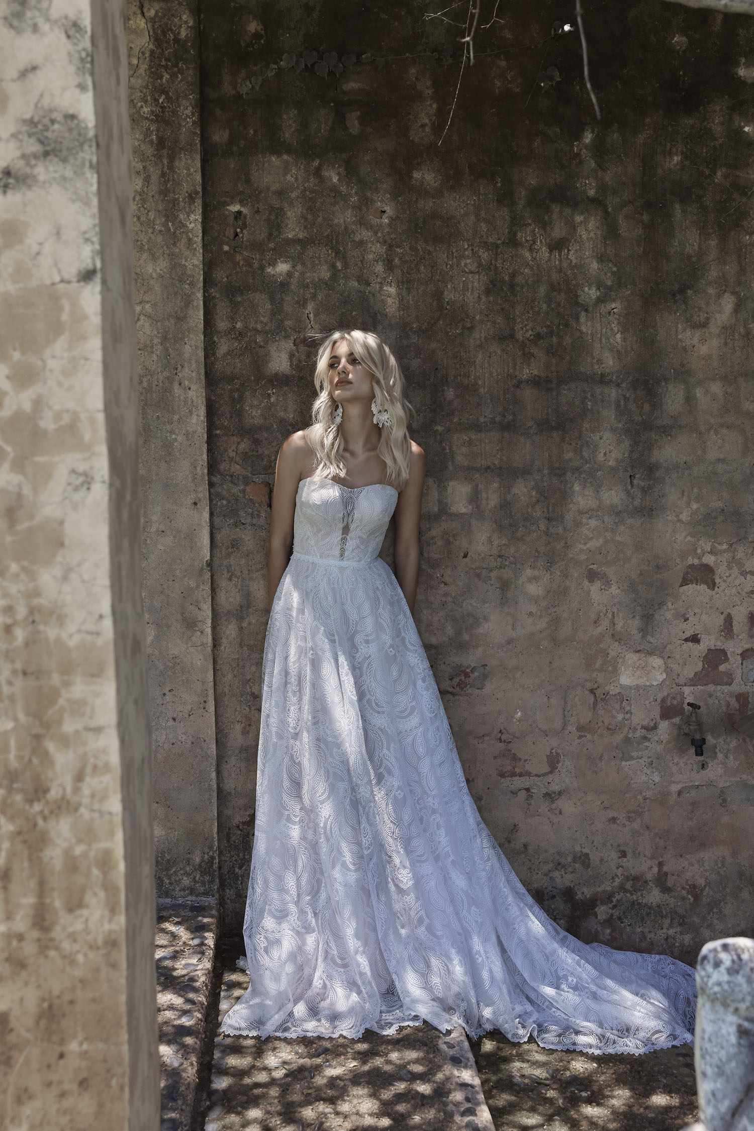evie young_brautatelier ried_lotus_ey240_brautkleid_vintage_herzausschnitt_ivory_latte_trägerlos_vorne_1
