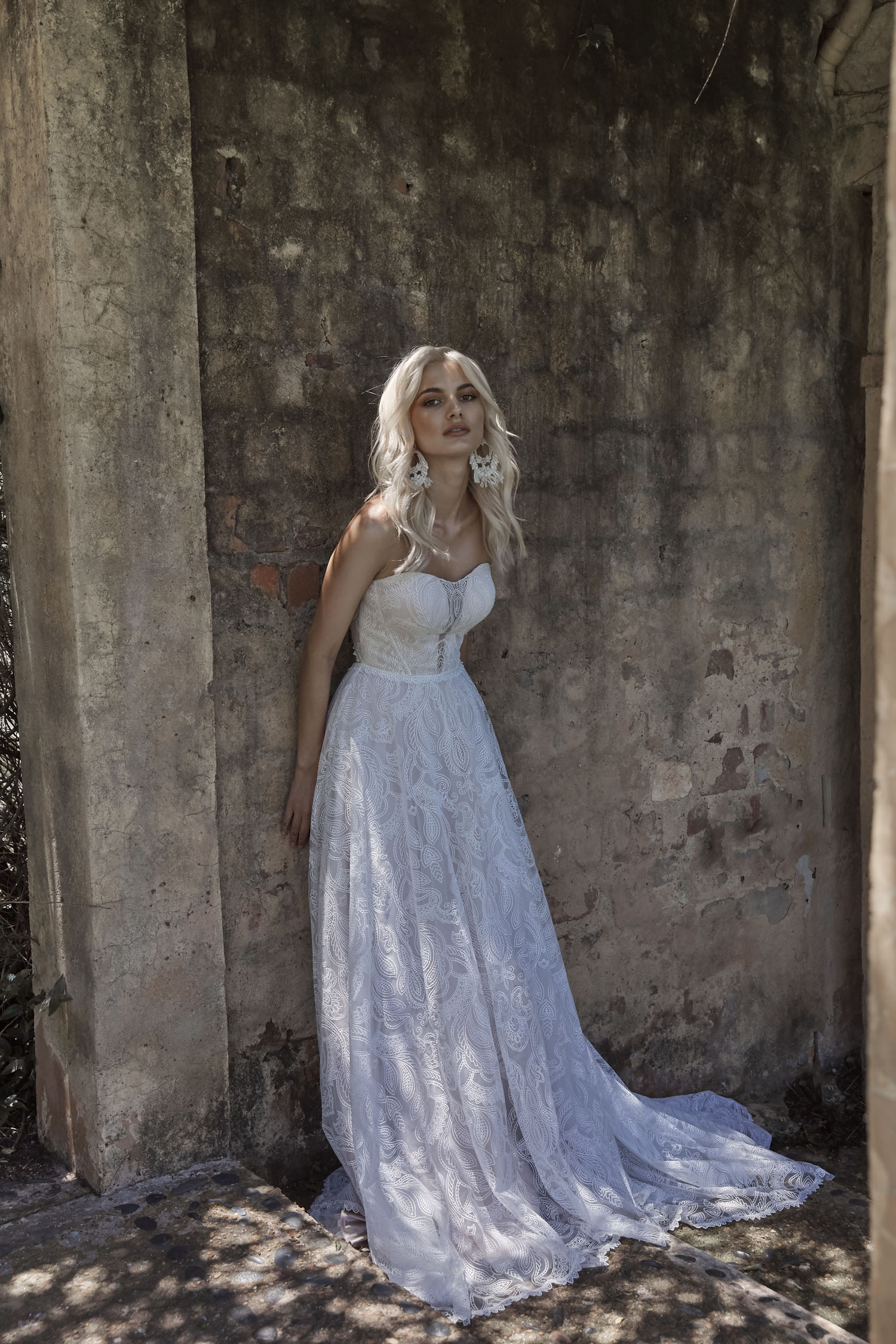evie young_brautatelier ried_lotus_ey240_brautkleid_vintage_herzausschnitt_ivory_latte_trägerlos_vorne_3