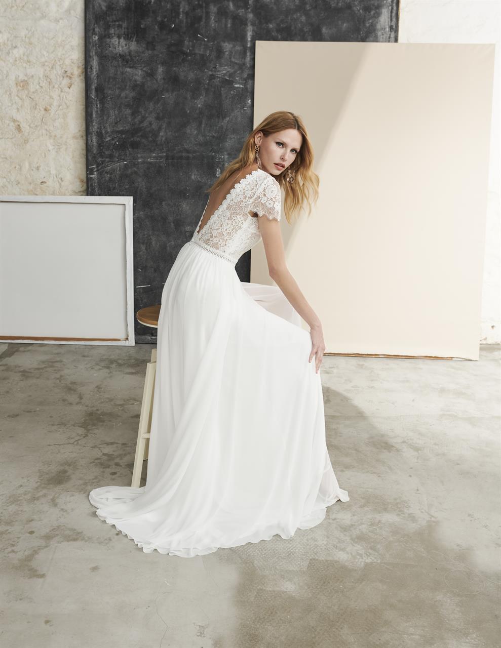 marylise_brautatelier ried_amise_brautkleid_spitzen top_chiffon rock_hochgeschlossen_kurze ärmel_v rücken_bewegt_1