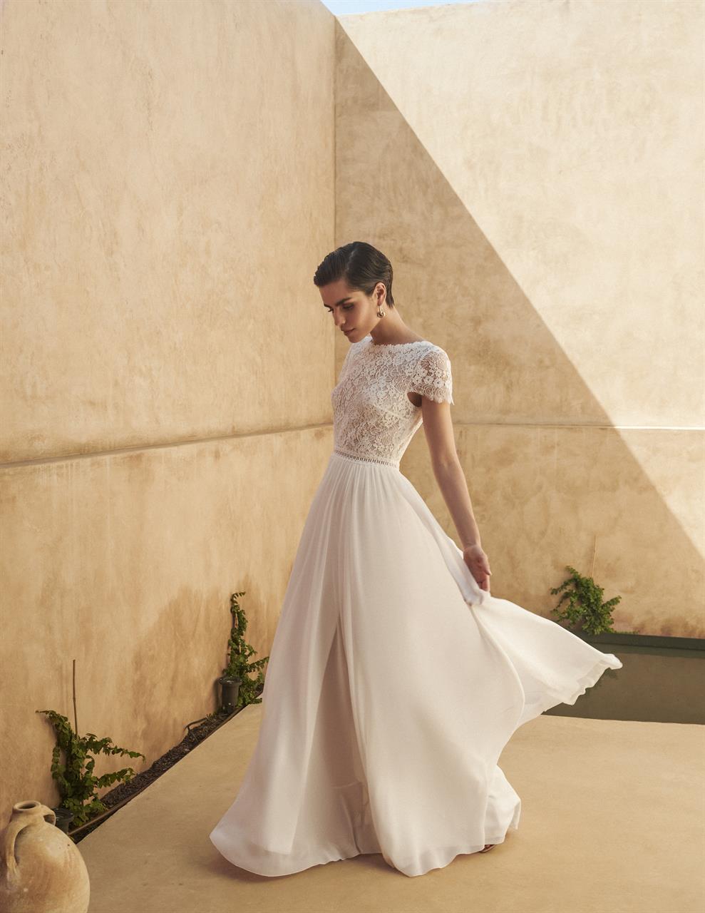 marylise_brautatelier ried_amise_brautkleid_spitzen top_chiffon rock_hochgeschlossen_kurze ärmel_v rücken_bewegt_2