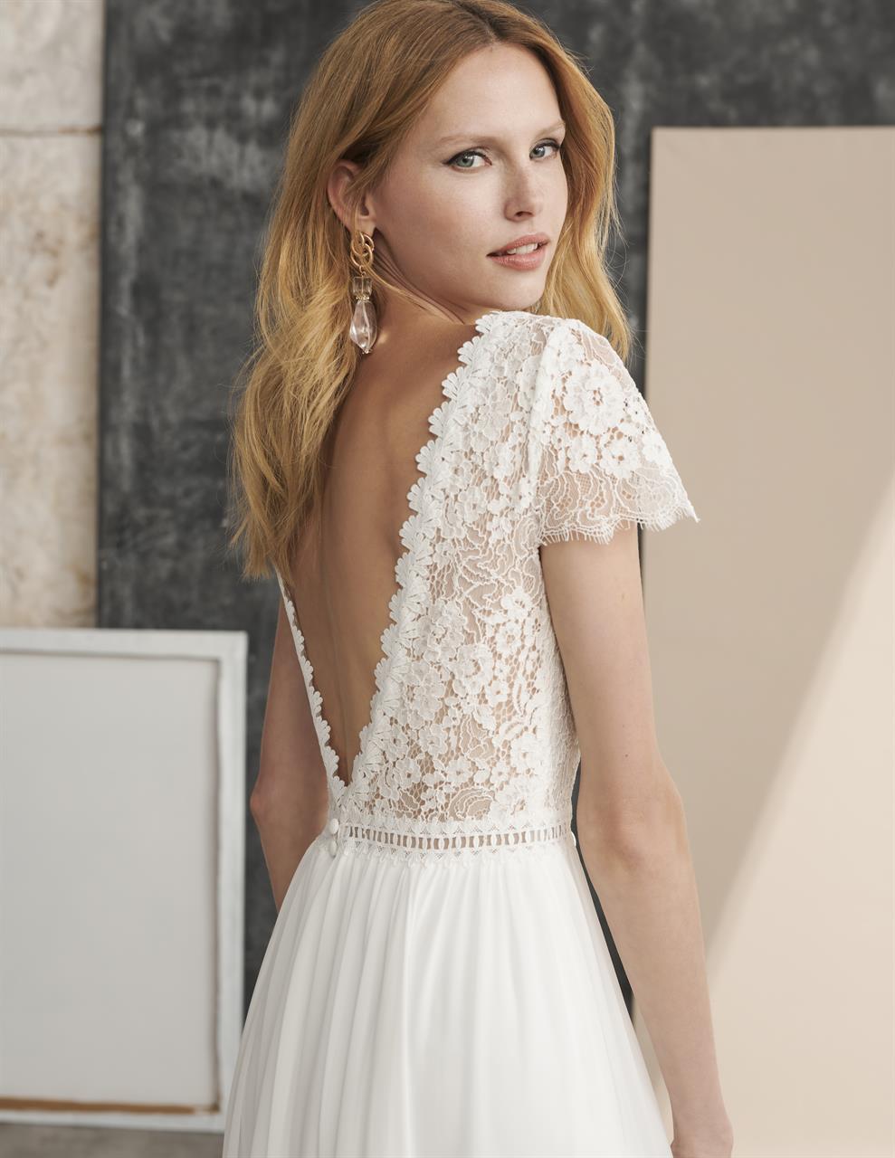 marylise_brautatelier ried_amise_brautkleid_spitzen top_chiffon rock_hochgeschlossen_kurze ärmel_v rücken_ruecken_1