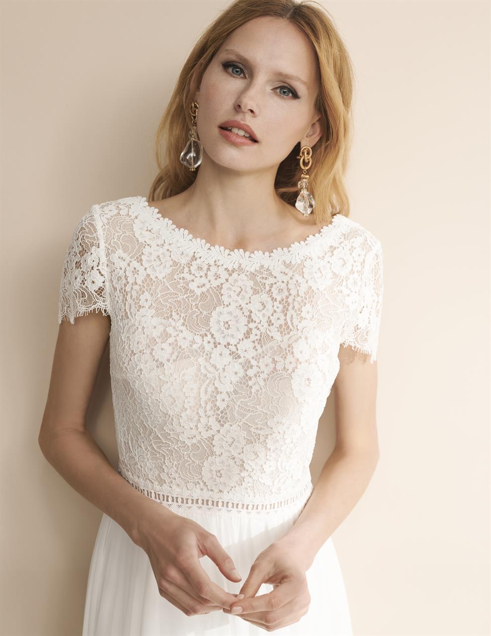 marylise_brautatelier ried_amise_brautkleid_spitzen top_chiffon rock_hochgeschlossen_kurze ärmel_v rücken_vorne_1
