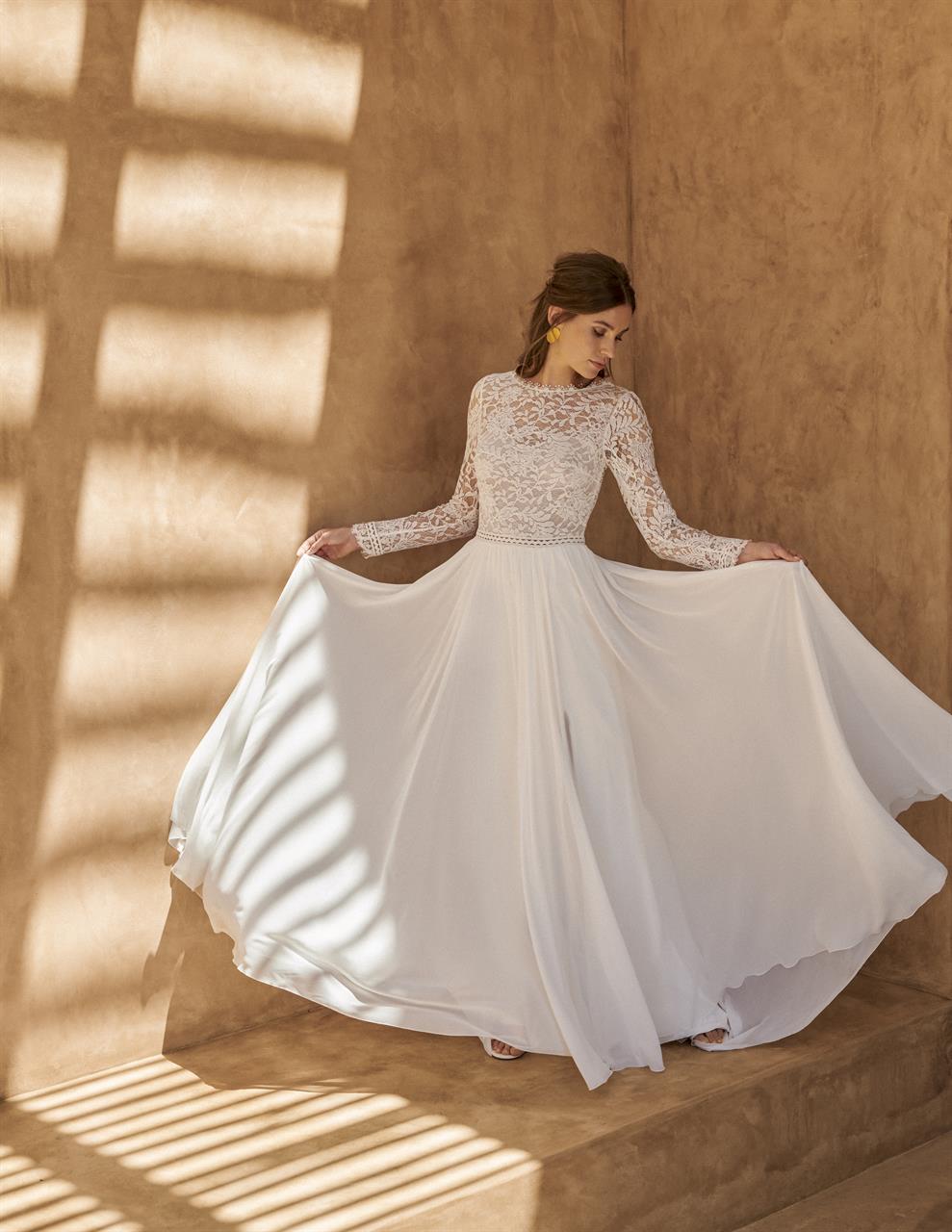 marylise_brautatelier ried_artemis_brautkleid_chiffon rock_schlitz_schleppe_spitze_vorne geschlossen_lange ärmel_bewegt_1