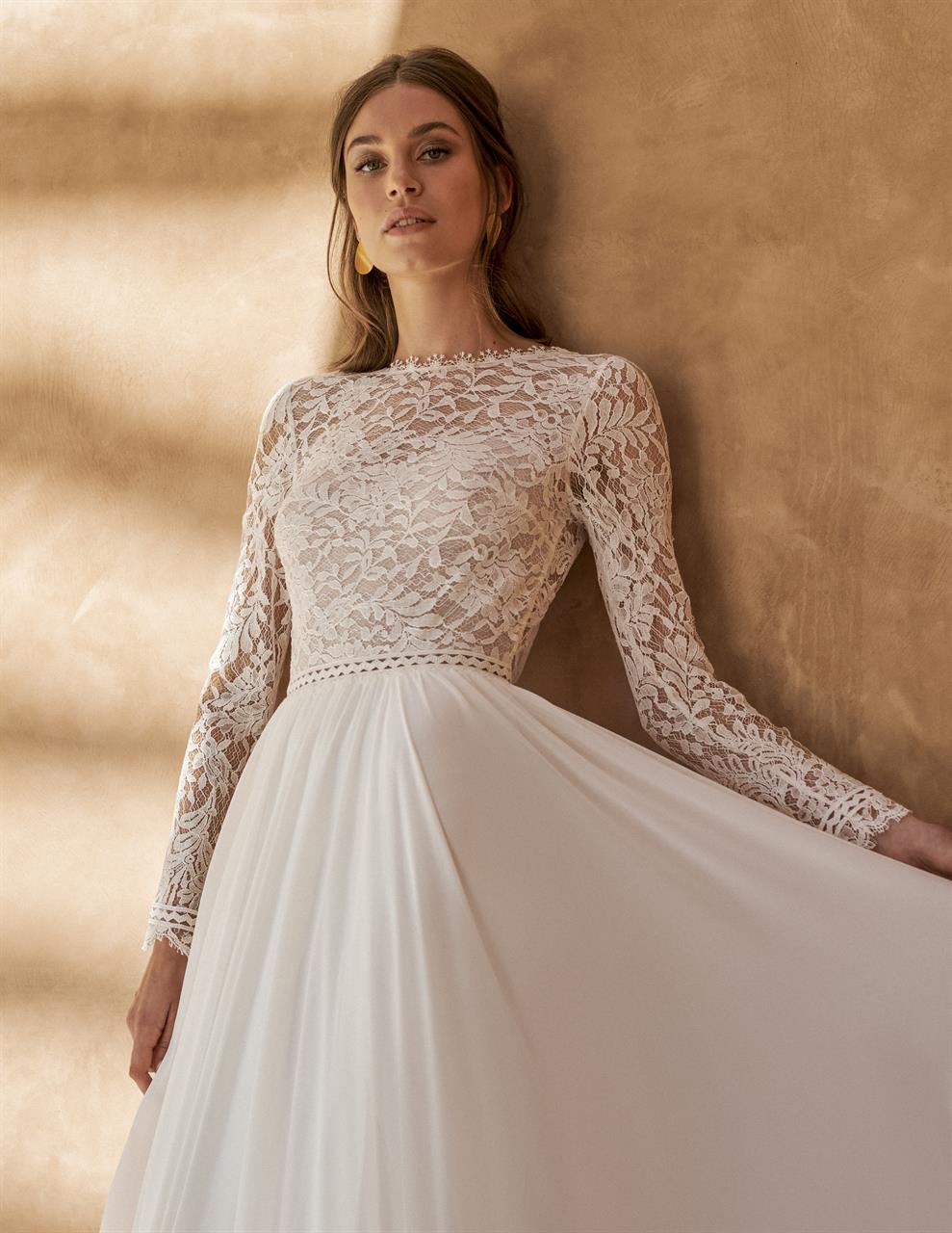 marylise_brautatelier ried_artemis_brautkleid_chiffon rock_schlitz_schleppe_spitze_vorne geschlossen_lange ärmel_details_2