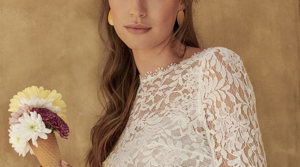 marylise_brautatelier ried_artemis_brautkleid_chiffon rock_schlitz_schleppe_spitze_vorne geschlossen_lange ärmel_portrait_1