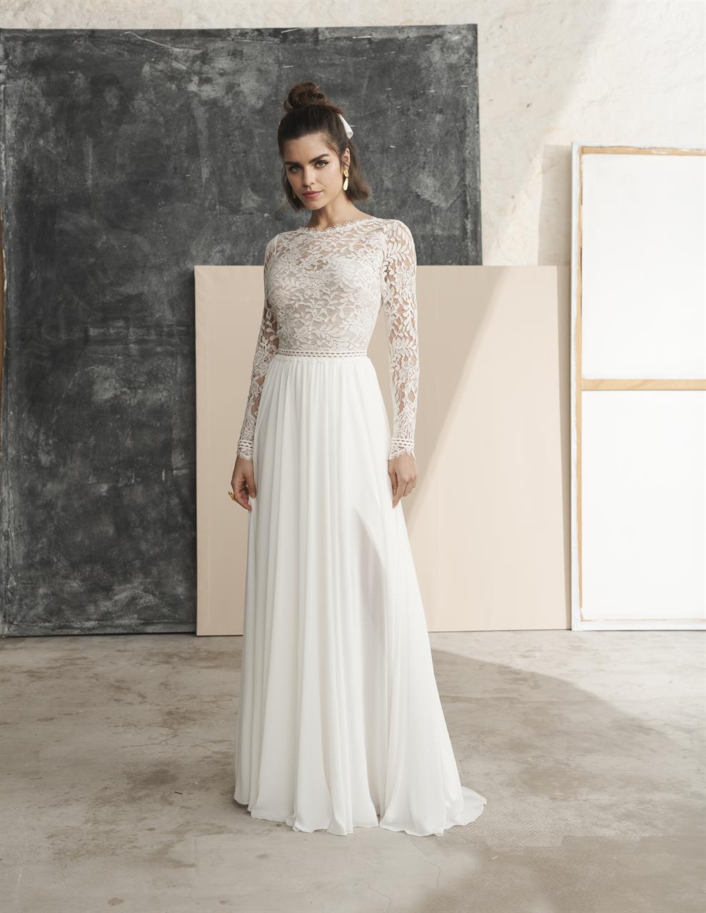 marylise_brautatelier ried_artemis_brautkleid_chiffon rock_schlitz_schleppe_spitze_vorne geschlossen_lange ärmel_vorne_1