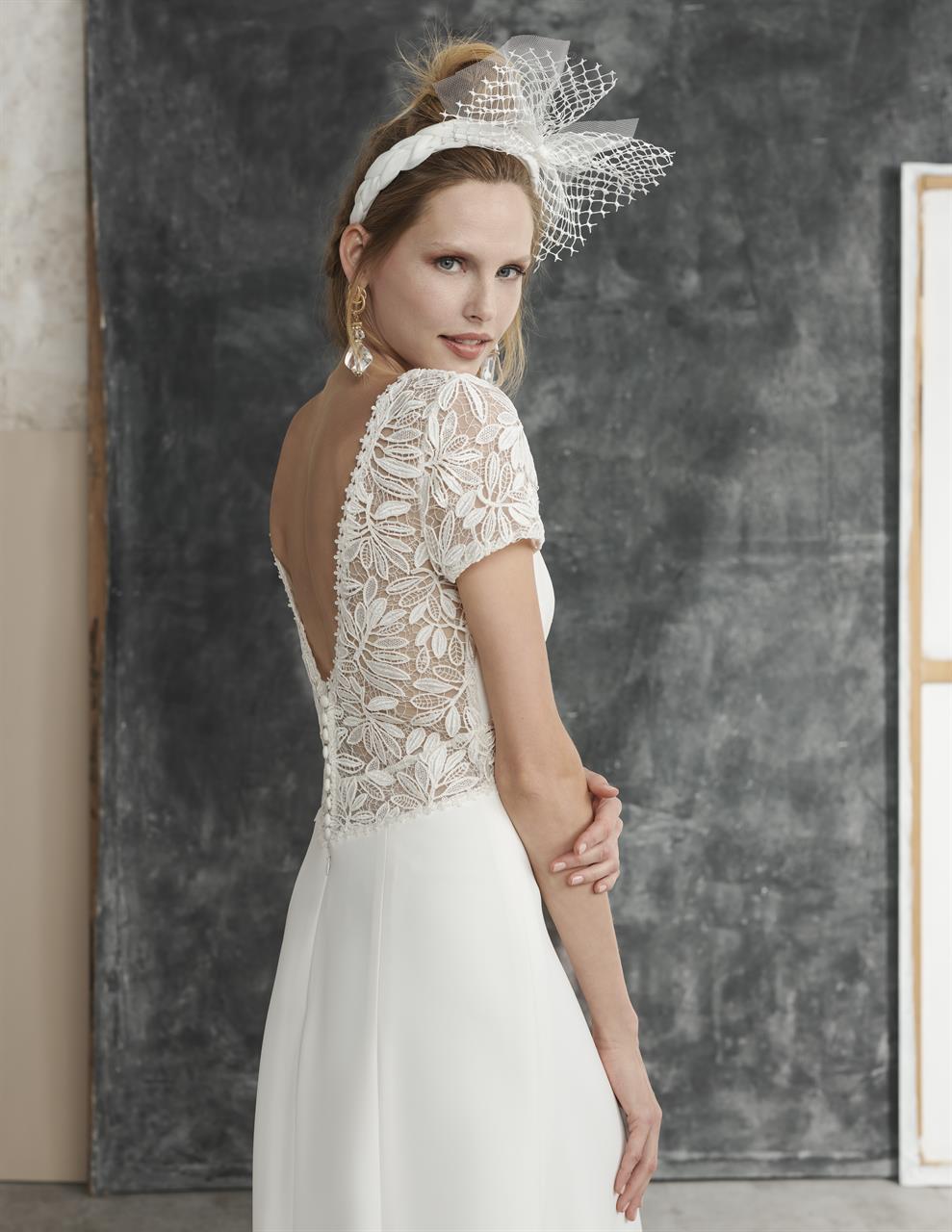 marylise_brautatelier ried_odelle_brautkleid_v ausschnitt_spitze_v rücken_spitzen rock_ivory_kurze spitzenärmel_details_1