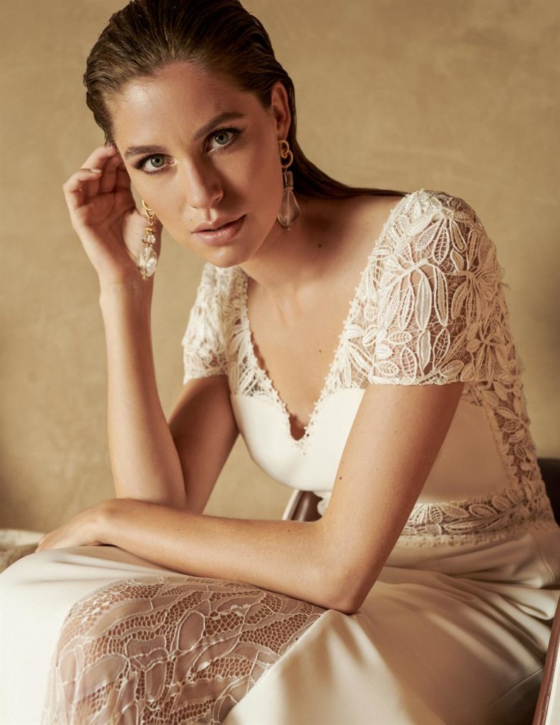 marylise_brautatelier ried_odelle_brautkleid_v ausschnitt_spitze_v rücken_spitzen rock_ivory_kurze spitzenärmel_portrait_1
