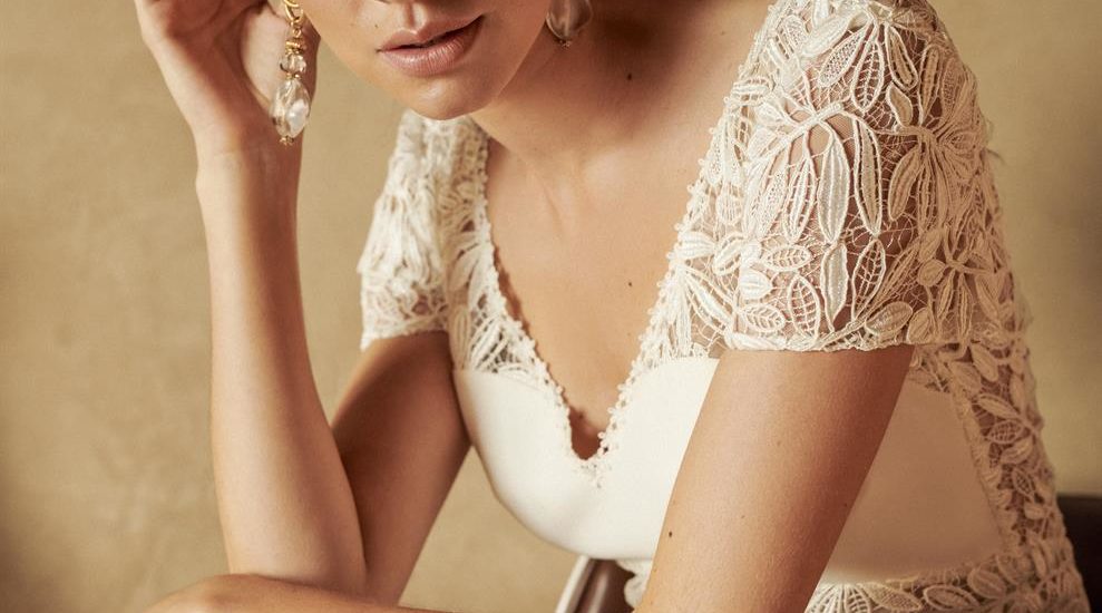 marylise_brautatelier ried_odelle_brautkleid_v ausschnitt_spitze_v rücken_spitzen rock_ivory_kurze spitzenärmel_portrait_1