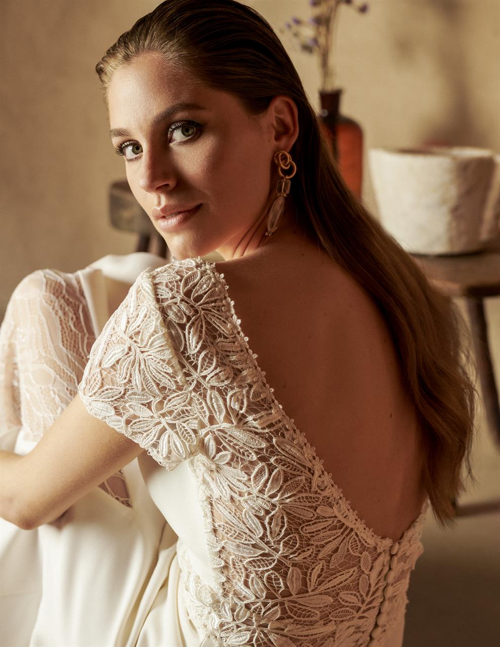 marylise_brautatelier ried_odelle_brautkleid_v ausschnitt_spitze_v rücken_spitzen rock_ivory_kurze spitzenärmel_portrait_rücken_1