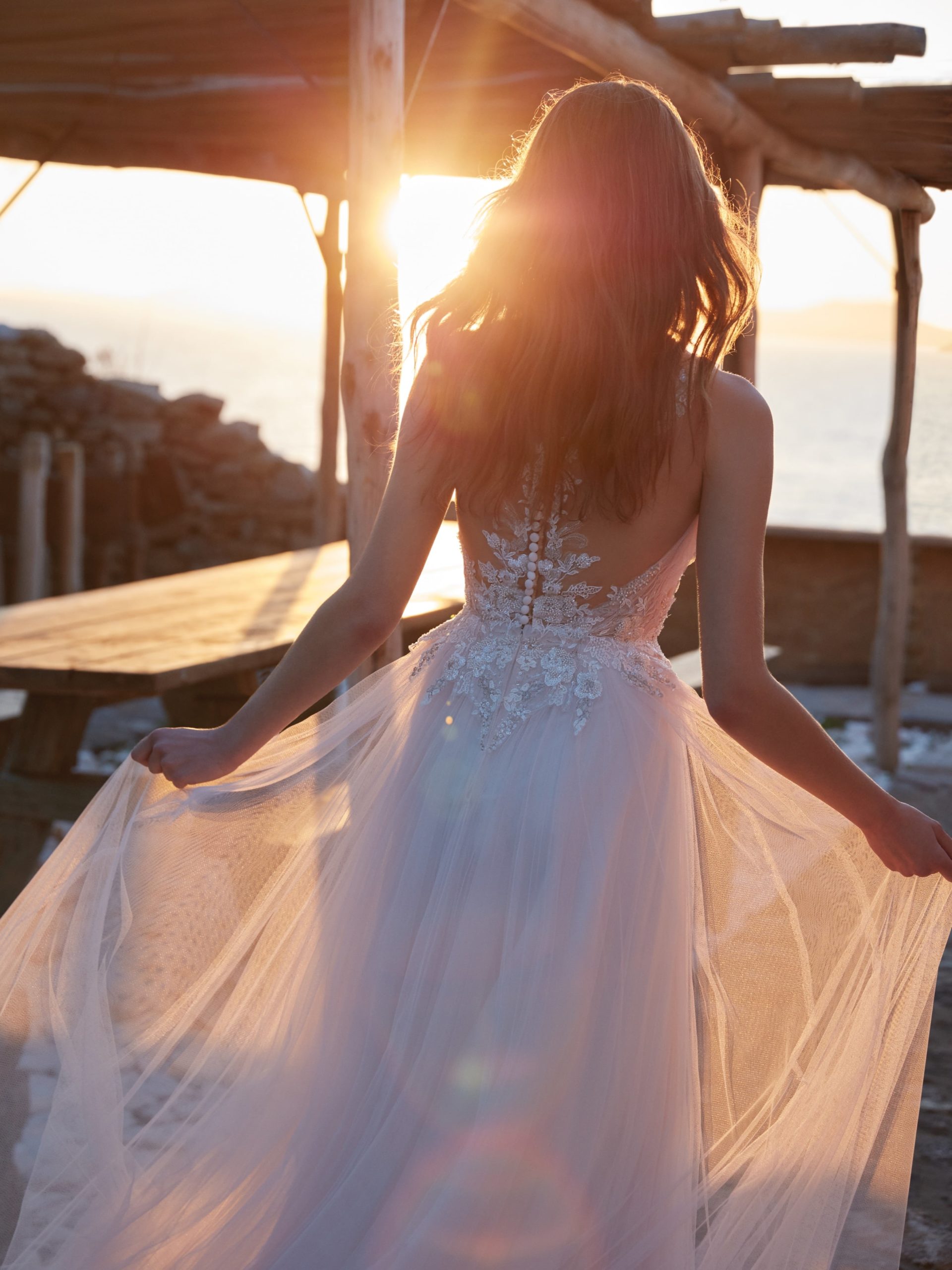 nicole aurora_brautatelier ried_pronovias_goro_brautkleid_soft tüll kleid_tiefer v ausschnitt_tattoo spitze_rücken_1-min