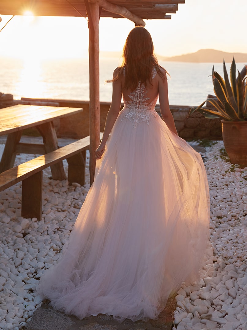 nicole aurora_brautatelier ried_pronovias_goro_brautkleid_soft tüll kleid_tiefer v ausschnitt_tattoo spitze_rücken_2-min