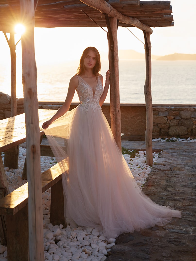 nicole aurora_brautatelier ried_pronovias_goro_brautkleid_soft tüll kleid_tiefer v ausschnitt_tattoo spitze_vorne_1-min