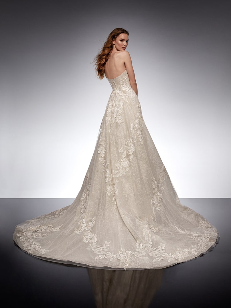 nicole coture_brautatelier ried_nicole milano_charoite_NC122AJ1.383_brautkleid_prinzessin_glitzer tüll_schulterfrei_ruecken_1-min