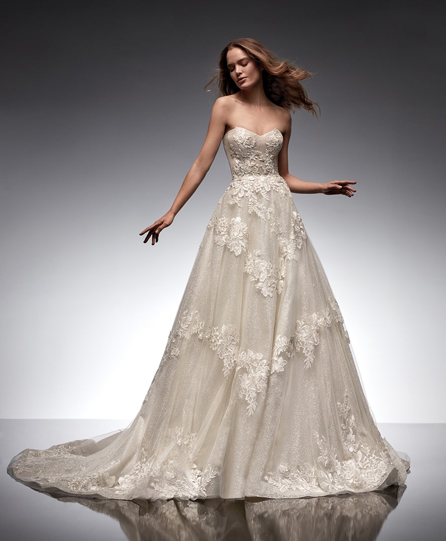 nicole couture_brautatelier ried_nicole milano_charoite_NC122AJ1.383_brautkleid_prinzessin_glitzer tüll_schulterfrei_vorne_1-min