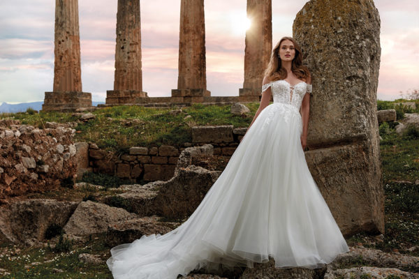 nicole milano_brautatelier ried_iride_NI122BM1.665_brautkleid_offwhite_prinzessin_tüll_besticker spitze_v ausschnitt_schleppe_carmen auschnitt_vorne_1