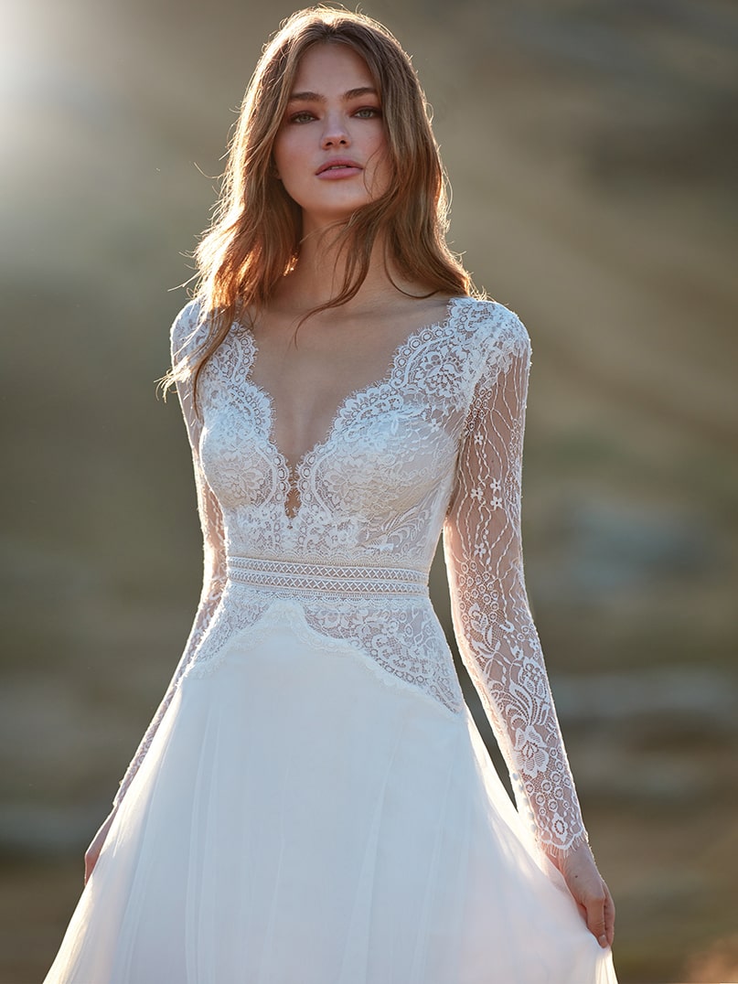 nicole milano_brautatelier ried_pronovias_nicole_alisi_AU122AB_brautkleid_boho_langarm_softtüll_spitze_details_1-min