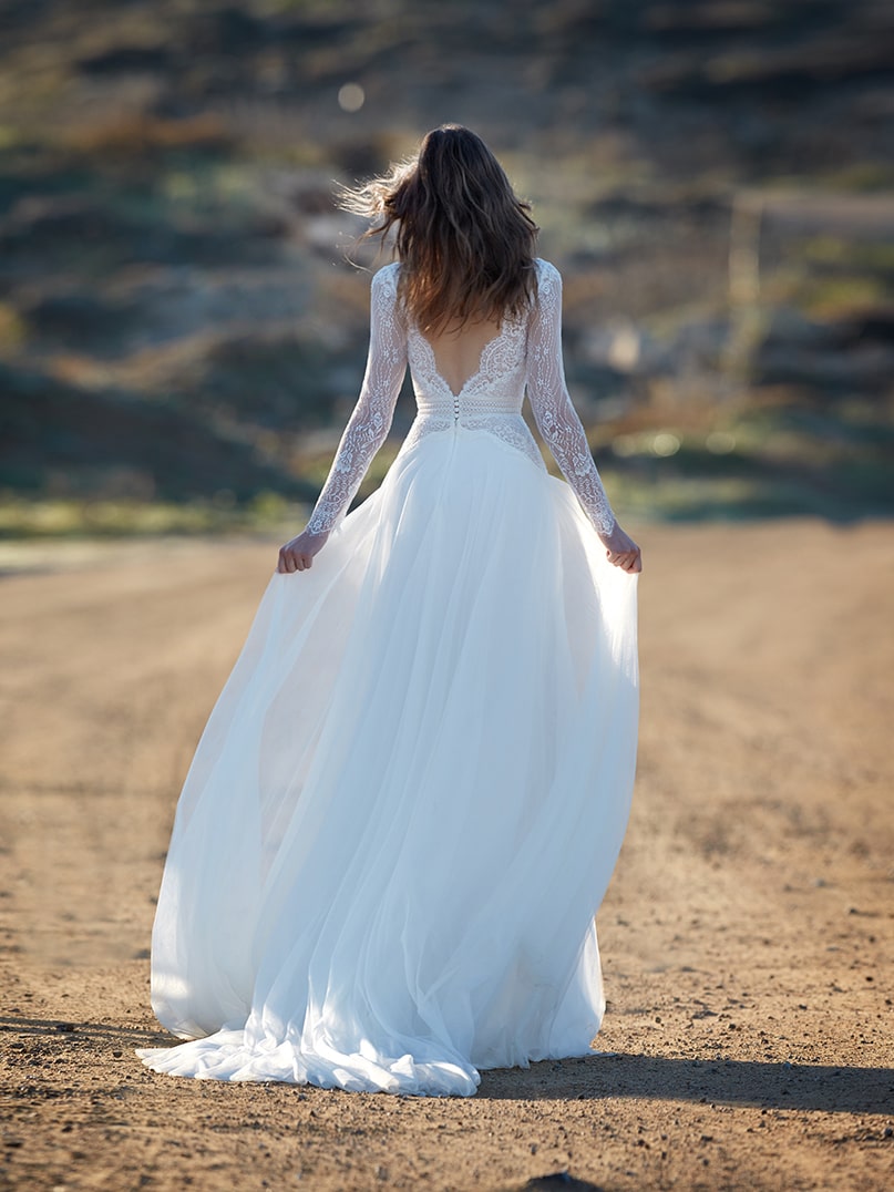 nicole milano_brautatelier ried_pronovias_nicole_alisi_AU122AB_brautkleid_boho_langarm_softtüll_spitze_ruecken_1-min