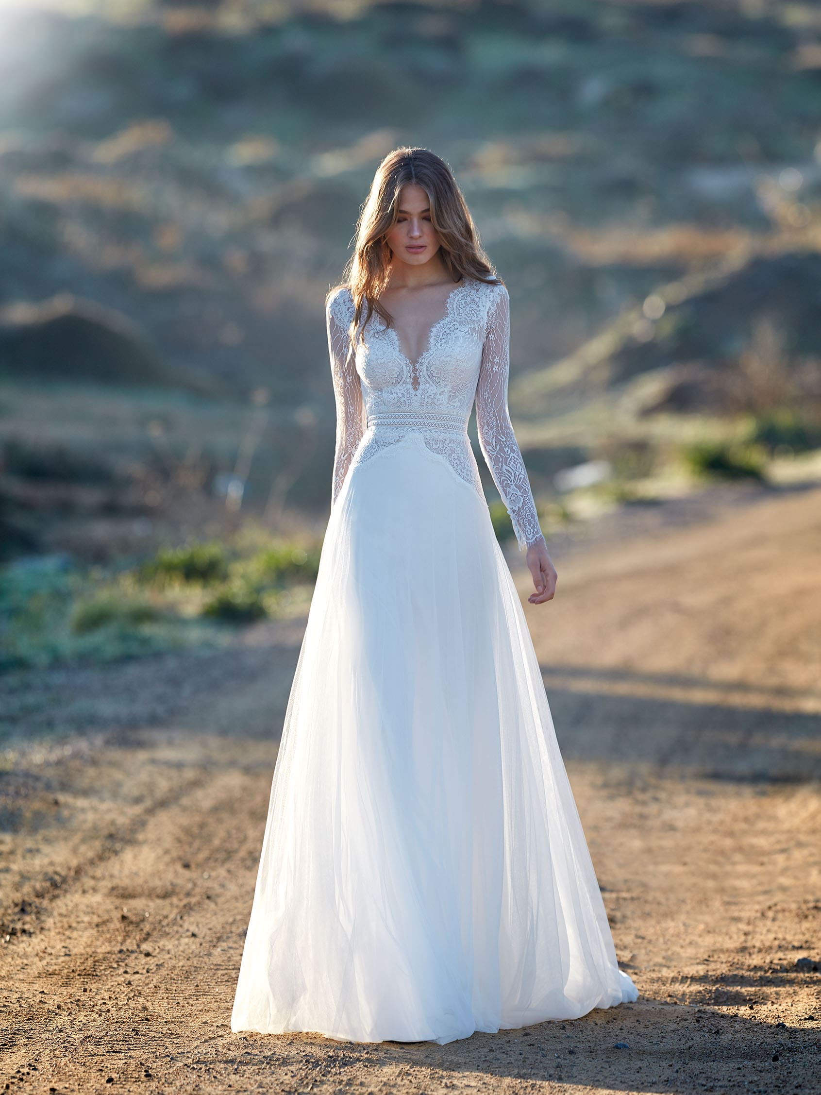 nicole milano_brautatelier ried_pronovias_nicole_alisi_AU122AB_brautkleid_boho_langarm_softtüll_spitze_vorne_1-min