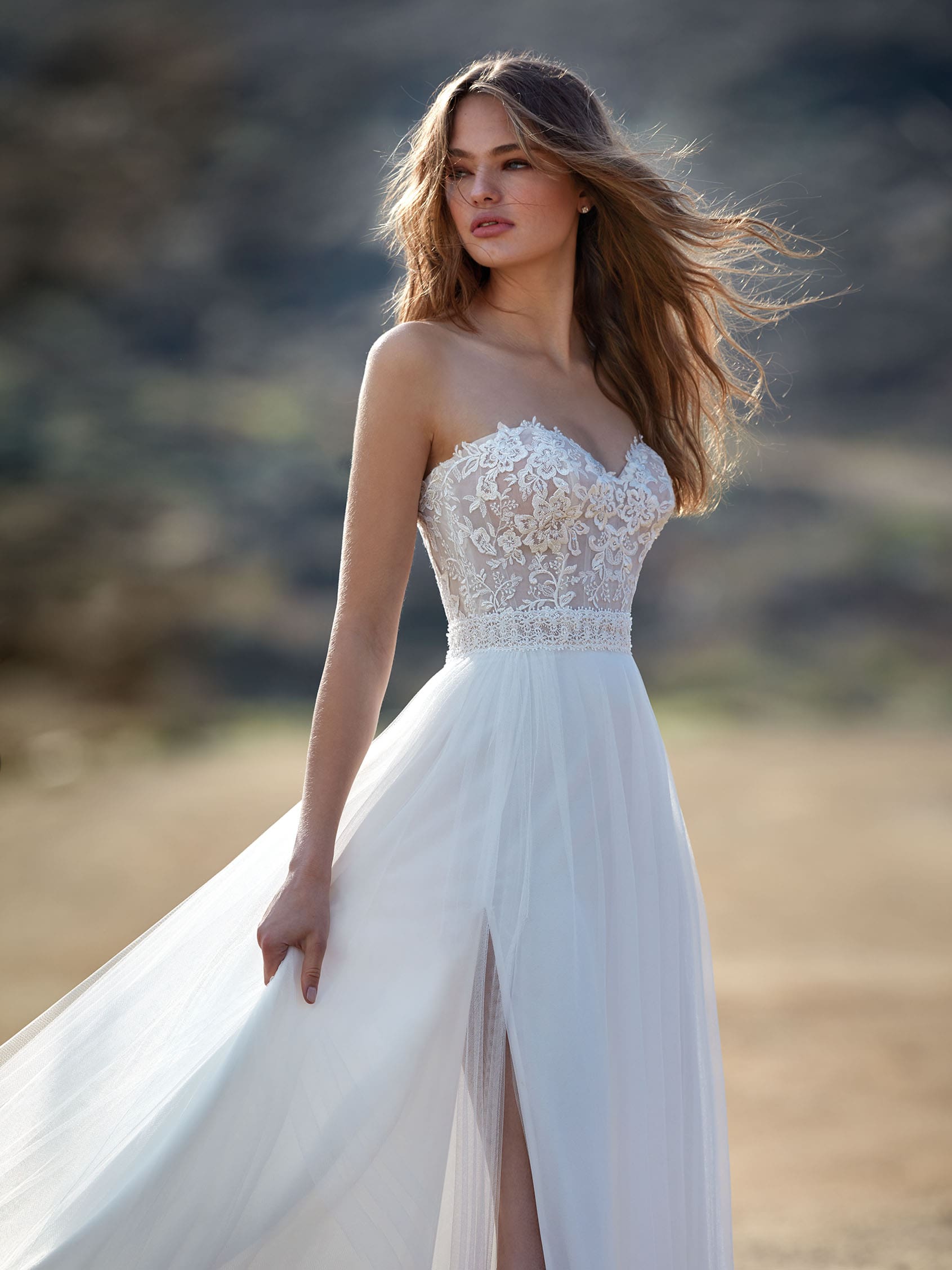 nicoleaurora_brautatelier_ora_AU122BX1.665_brautkleid_offwhite_schulterfrei_herz ausschnitt_rock schlitz_spitze_tüll_details_1-min
