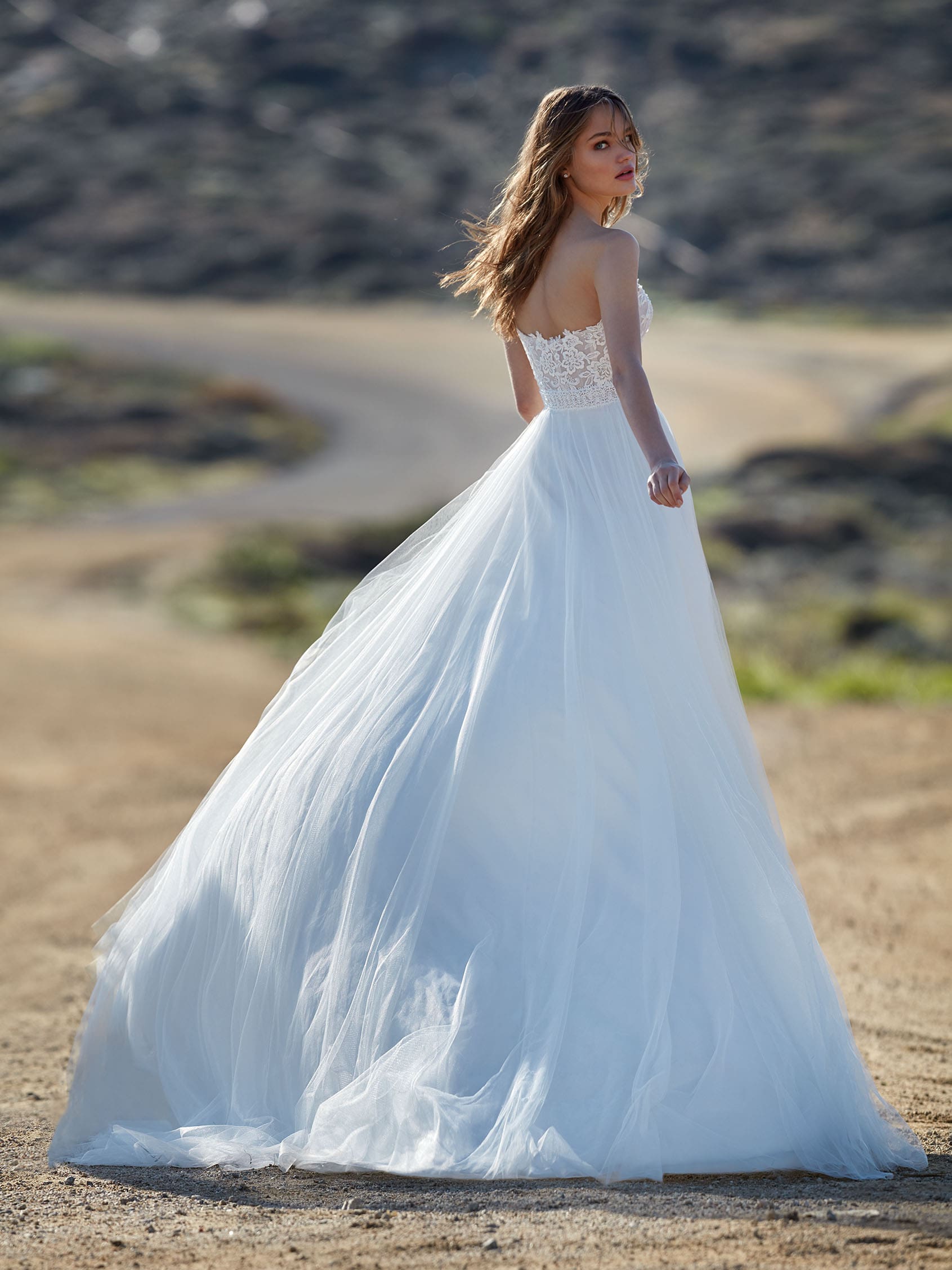 nicoleaurora_brautatelier_ora_AU122BX1.665_brautkleid_offwhite_schulterfrei_herz ausschnitt_rock schlitz_spitze_tüll_rücken_1-min