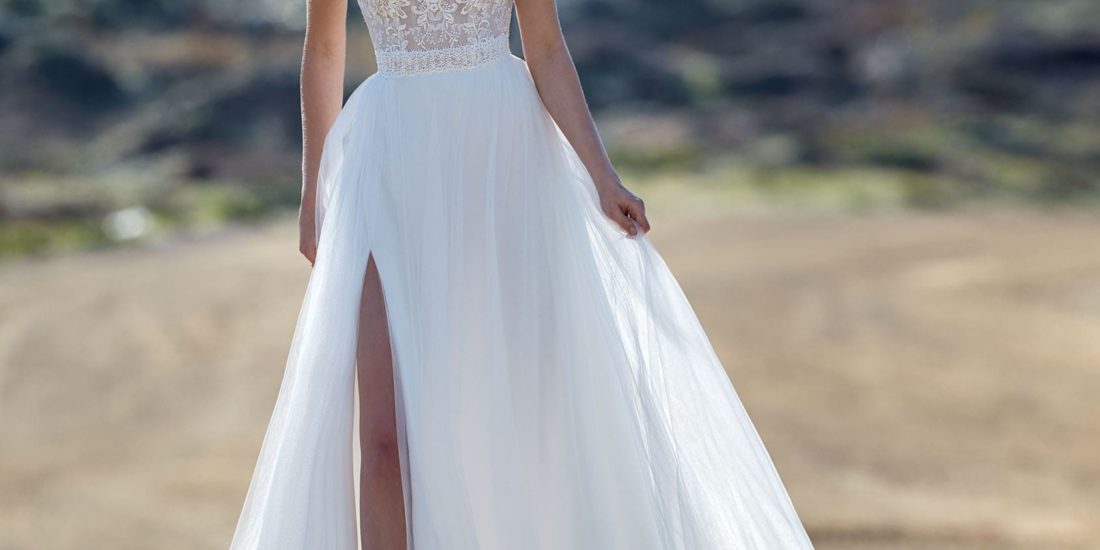 nicoleaurora_brautatelier_ora_AU122BX1.665_brautkleid_offwhite_schulterfrei_herz ausschnitt_rock schlitz_spitze_tüll_vorne_1-min